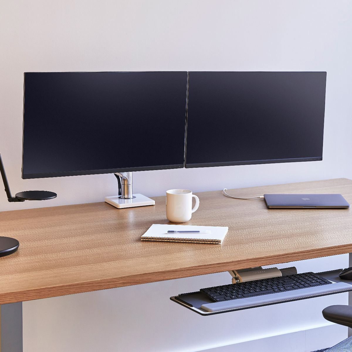 M8.1 monitor arm supports a better working posture, creates more usable desktop space and helps maintain a clutter-free environment.